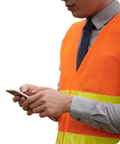 Engenheiro mexendo no celular